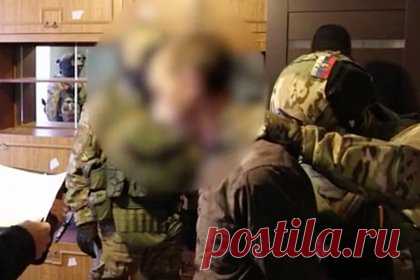 Россиянин на видео признался в сотрудничестве с украинской спецслужбой. ФСБ показала оперативное видео задержания жителя Гусь-Хрустального, подозреваемого в сотрудничестве с украинской спецслужбой. На кадрах виден мужчина, который что-то поднимает с газона, после чего его задерживают силовики. У него дома проводится обыск, показана расписка о том, что он получил 10 тысяч рублей от СБУ.