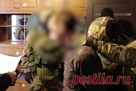 Россиянин на видео признался в сотрудничестве с украинской спецслужбой. ФСБ показала оперативное видео задержания жителя Гусь-Хрустального, подозреваемого в сотрудничестве с украинской спецслужбой. На кадрах виден мужчина, который что-то поднимает с газона, после чего его задерживают силовики. У него дома проводится обыск, показана расписка о том, что он получил 10 тысяч рублей от СБУ.