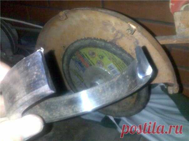 Нож из подшипника своими руками. Шх-15 сталь, обычно калится на 50-60 градусов выше других сталей. Заготовка кладется в горн, острием вниз. Когда цвет на острие достигает ярко-малинового, с легкой желтизной цвета, а на обухе малинового, опускаем его в подогретое до 70 градусов трансмиссионное масло. А потом снимаем напряжение, доводя клинок, до состояния легкой побежалости и остужаем его на кирпичике, рядом с горном. Далее следует закалка и доводка. #DIY_Идеи