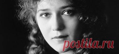 Musetouch Visual Arts Magazine
Mary Pickford, a Canadian-born motion picture actress, co-founder of the film studio United Artists and one of the original 36 founders of the Academy of Motion Picture Arts and Sciences. Known as &quot;America's Sweetheart,&quot; &quot;Little Mary&quot; and &quot;The girl with the curls&quot;, she was one of the Canadian pioneers in early Hollywood and a significant figure in the development of film acting.