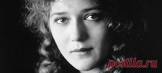 Musetouch Visual Arts Magazine
Mary Pickford, a Canadian-born motion picture actress, co-founder of the film studio United Artists and one of the original 36 founders of the Academy of Motion Picture Arts and Sciences. Known as "America's Sweetheart," "Little Mary" and "The girl with the curls", she was one of the Canadian pioneers in early Hollywood and a significant figure in the development of film acting.