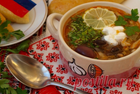 Солянка с копченостями 

 
Ингредиенты для бульона: 700 гр мяса на кости (говядина или свинина) 1 луковица 2 лавровых листа, 2 горошины душистого перца Соль — по вкусу 3 л воды
Ингредиенты для солянки: 600 гр различных копч…