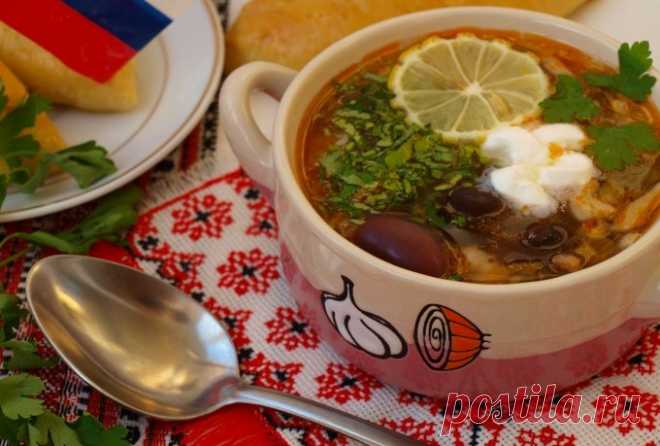 Солянка с копченостями 

 
Ингредиенты для бульона: 700 гр мяса на кости (говядина или свинина) 1 луковица 2 лавровых листа, 2 горошины душистого перца Соль — по вкусу 3 л воды
Ингредиенты для солянки: 600 гр различных копч…