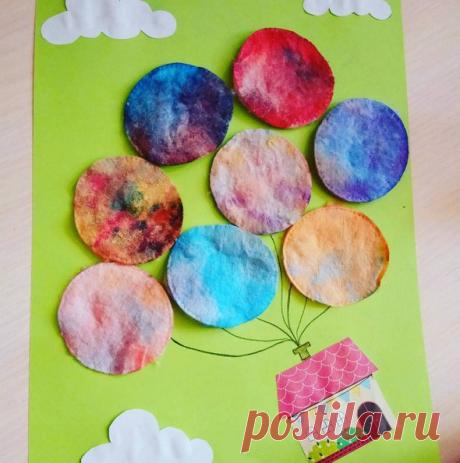 Праздничная аппликация из ватных дисков: Дом на воздушных шарах 

Ход работы:
Ватные диски необходимо заранее покрасить разведенной с водой краской при помощи пипетки.