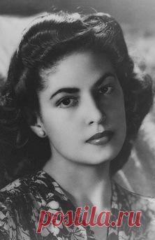 Besame Mucho (Консуэло Веласкес) Консуэло Веласкес Торрес (исп. Consuelo Velazquez Torres; 21 августа 1916, Сапотлан-эль-Гранде, Халиско, Мексика — 22 января 2005, Мехико, Мексика) — мексиканская пианистка, композитор, известная прежде всего как автор песни «Besame mucho». #pop #female vocalists #инструментальная #jazz #moosic