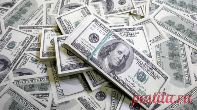 Политика Байдена и Трампа нанесла удар по доллару, заявили эксперты