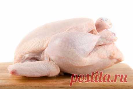 Для приготовления некоторых оригинальных блюд из курицы (например, фаршированной курочки) порой требуется извлечь из тушки птицы все косточки, не нарушая ее целостности. Преимущества такого блюда в том, что готовую птицу легко разделывать на порционные куски. На первый взгляд задача извлечь кости без «повреждений» кажется невозможной, но это не так. Даже новичок может справиться с этой «операцией» за 20 минут.