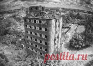 «Чайник» — так более 80 лет назад жители Смоленска прозвали первый «небоскрёб» в семь этажей, построенный в их городе. Однако сегодня его всё чаще называют «Каспер-холлом» или же «Домом Крюгера», И виной тому заслуженная репутация «нехорошего» здания, которую ныне заброшенный «Чайник» упорно завоёвывал в течение всех лет своего существования…

https://bagira.guru/ghosts/chajnik-smolenskij-dom-prizrakov.html

#ЗагадкиИстории #дом #Смоленск #башня #призрак #привидение