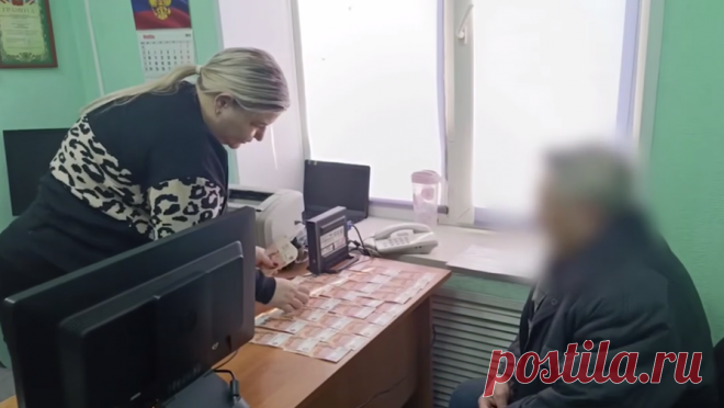 Российский пенсионер отдал мошенникам почти полмиллиона рублей в банке с вареньем. В Кузбассе пожилой мужчина отдал мошенникам крупную сумму денег в банке с малиновым вареньем. Об этом сообщает "МВД Медиа". О случившемся стало известно после того, как таксист, получив заказ доставить пакет с банкой варенья из ...