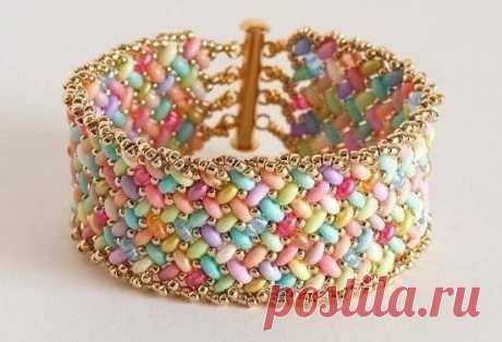 Браслет из бисера и бусин Браслет из бисера и бусинДля плетения вам понадобится бисер или мелкие бусины и гораздо более крупные продолговатые бусины.Ряды одинаковые, но чередуются в зеркальном отражении.