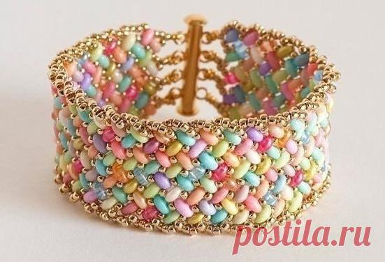 ​Браслет из бисера и бусин Браслет из бисера и бусинДля плетения вам понадобится бисер или мелкие бусины и гораздо более крупные продолговатые бусины.Ряды одинаковые, но чередуются в зеркальном отражении.