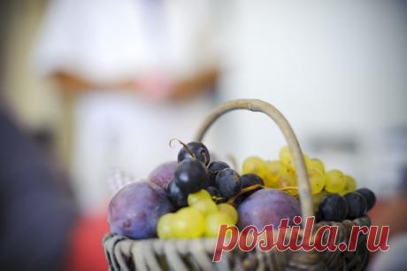 Диета при сахарном диабете. Голодные времена оставляют свой отпечаток на поколениях. Исследования показывают, что у людей, родившихся во время второй мировой войны, с возрастом повысился риск возникновения диабета и избыточного веса.  Исследователи предполагают, что эпигенетика отвечает за механизм программирования обмена веществ. Из-за внешнего раздражителя на нити ДНК происходят микроскопические изменения, модифицирующие деятельность отдельных локусов.