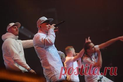 «Каста» предложила фанатам организовывать тайные концерты. Российская рэп-группа «Каста» предложила фанатам организовывать небольшие тайные концерты. «Друзья, организовывайтесь своими компаниями друзей, скидывайтесь, бронируйте себе небольшое подходящее место, связывайтесь с нами — мы приедем и выступим», — говорится в публикации в соцсетях группы.