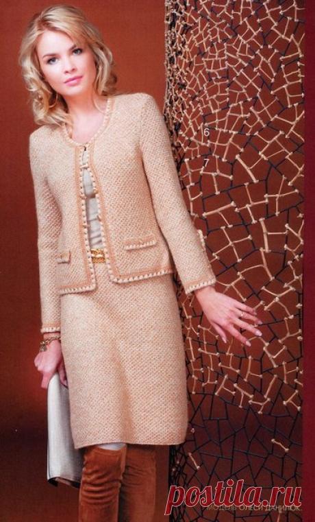Вязаный костюм в стиле Коко Шанель Красивый вязаный костюм для женщины.  Связан костюм в стиле Коко Шанель. Костюм связан спицами. Выкройка, образец вязания.