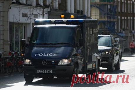 Женщина на автомобиле застала мужа с любовницей и сбила их во время поцелуя. Жительница Австралии сбила своего мужа и его любовницу автомобилем после того, как застала их за поцелуем. Суд приговорил женщину к девяти месяцам тюрьмы условно с двухлетним испытательным сроком. Судья обязал ее выплатить денежную компенсацию бывшему мужу и его любовнице.