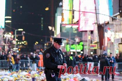 В США 19-летний юноша с мачете напал на полицейских. В США 19-летний юноша атаковал полицейских, держа в руках мачете. Как уточнили правоохранители, нападение произошло недалеко от площади Таймс-сквер. Утверждается, что неизвестный без причины подошел к одному из полицейских и попытался его ударить. После этого он ударил еще двух коллег полицейского.