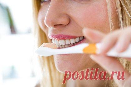 Врач посоветовала во время чистки зубов совершить одно простое действие для долголетия
