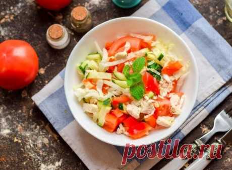 ​Салат с пекинской капустой и курицей Ингредиенты:Пекинская капуста &mdash; 120 гПомидоры &mdash; 80 гОгурцы &mdash; 80 гПерец сладкий &mdash; 50 гКуриное филе &mdash; 150 гМасло оливковое для заправки &mdash; 1 ст. л.&nbsp;Соль &mdash; по вкусуПерец &mdash; по вкусуПриготовление:1. Подготовьте ингредиенты. Филе отварите до...