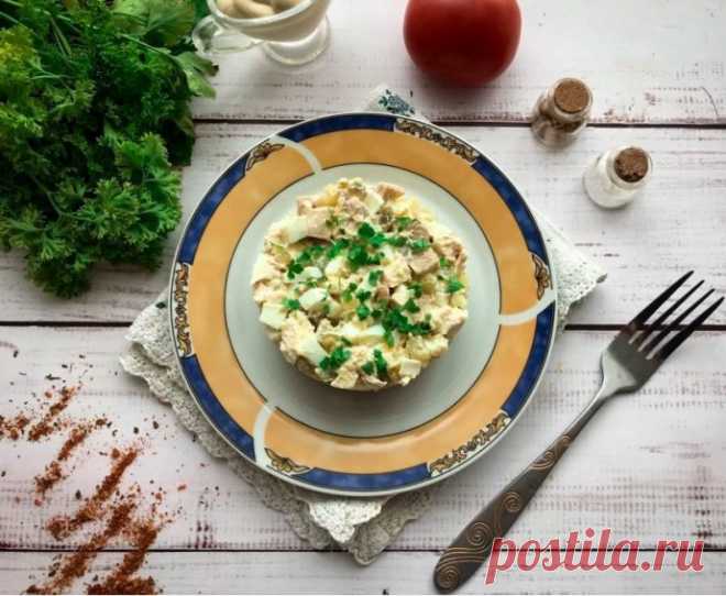 ​Сытный салат из куриной грудки, грибов и маринованных огурчиков