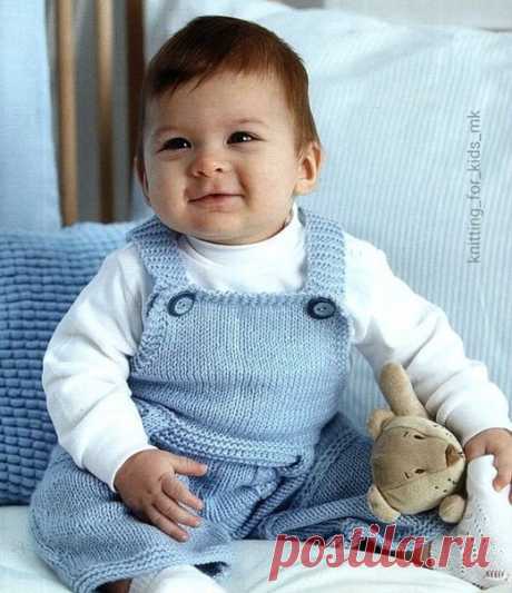 Вязаный комбинезон для малыша.

Пряжа: Sekerim bebe.
Количество мотков: 2 шт.
Спицы: № 4.

Возраст: 6-9 месяцев.

Передняя половинка штанины:
Набрать 32 петли и провязать лицевой гладью, прибавляя с одного края по 1 петле в каждом 4-ом ряду до высоты 17 см. Затем вязать, убавляя с этого же края по 1 петле в каждом 4-ом ряду. На общей высоте 30 см. закрыть все петли. Вторую половинку вязать симметрично.

Верхняя часть переда: 
Сшить половинки штанин вдоль краев с убавками. ...