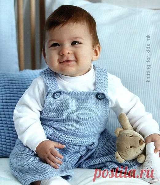 Вязаный комбинезон для малыша.

Пряжа: Sekerim bebe.
Количество мотков: 2 шт.
Спицы: № 4.

Возраст: 6-9 месяцев.

Передняя половинка штанины:
Набрать 32 петли и провязать лицевой гладью, прибавляя с одного края по 1 петле в каждом 4-ом ряду до высоты 17 см. Затем вязать, убавляя с этого же края по 1 петле в каждом 4-ом ряду. На общей высоте 30 см. закрыть все петли. Вторую половинку вязать симметрично.

Верхняя часть переда: 
Сшить половинки штанин вдоль краев с убавками. ...