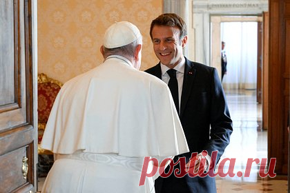 Во Франции оценили версию о вручении Макроном украденной нацистами книги. Редкое издание трактата Иммануила Канта «К вечному миру», которое президент Франции Эммануэль Макрон подарил папе Римскому Франциску, не было украдено нацистами во время немецкой оккупации Львова в годы Второй мировой войны. Об этом во вторник, 25 октября, заявил французский букинист Патрик Атшуэль.