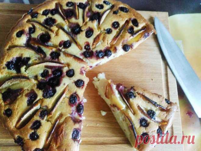 Быстрый пирог с яблоком и смородиной — Кулинарная книга