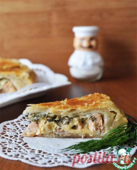 Пирог из слоёного теста с лососем и моцареллой.