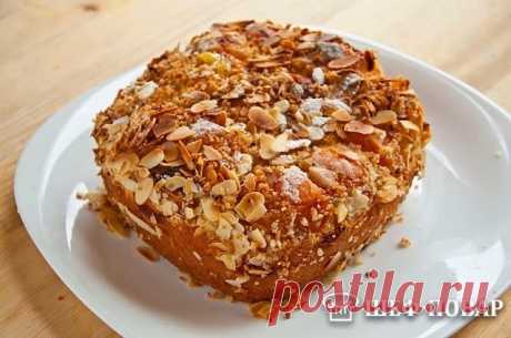 Пирог с абрикосами и миндальной крошкой
От этого нежного и удивительно ароматного пирога точно никто не откажется!

Ингредиенты:
Масло комнатной температуры — 125 г
Сахар — 125 г
Мука — 125 г
Разрыхлитель — 1 ч. л.
Ванильный сахар — 1 пакетик
Яйца куриные — 3 шт.
Цедра половины лимона
Абрикосы — 500 г (9 штук)
Миндальные лепестки — 30 г
Сахарная пудра — 2 ст. л.
Сливочное масло для смазки формы
Панировочные сухари
Приготовление:
Смешиваем 125 г муки с чайной ложкой разрыхл...