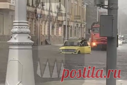 Подтопленные улицы в центре Москвы попали на видео. Улицы центра Москвы подтопило из-за сильных дождей. На видео попала улица Новый Арбат, подтопленная во вторник, 18 июля. На записи, сделанной очевидцем происшествия, можно увидеть, как желтый автомобиль марки «Жигули» по колеса погрузился в воду, при этом вышедший из машины водитель толкает его вперед.