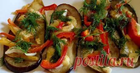 Баклажаны с перцем, чесноком и сыром В жару овощи очень хороши, да и смотрятся они по-летнему аппетитно и украсят любой стол.