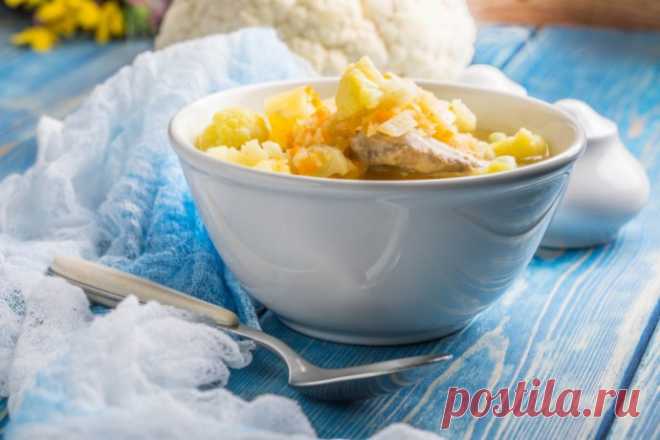 Легкий куриный суп с цветной капустой Ингредиенты:куриные крылья - 4-5 шт. цветная капуста - 1 кочан морковь - 1 шт. лук - 1 шт. картофель - 4 шт. соль - по вкусу черный перец - по вкусу лавровый лист - 2 шт. вода - 1,2 лПриготовление:1. Цветную капусту разобрать на соцветия, морковку натереть на терке, лук мелко...