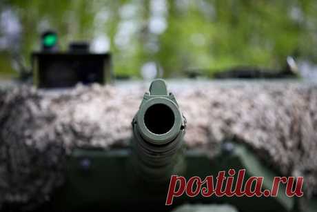 На Украине показали самодельную БМПТ. Самодельную боевую машину поддержки танков (БМПТ) на базе советского среднего танка Т-62 показали на Украине. Фотографию БМПТ опубликовал Telegram-канал «Военный осведомитель». На шасси танка установили башню боевой машины пехоты БМП-2. Также машина получила дополнительную защиту.