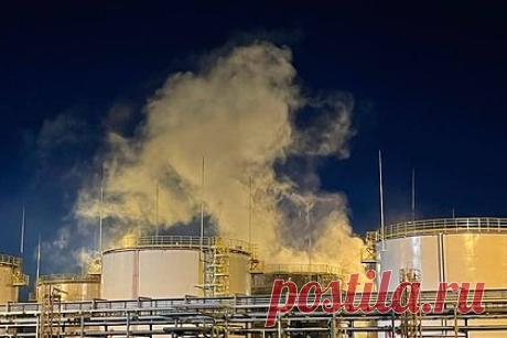 На заводе в российском регионе загорелись резервуары с нефтепродуктами. Губернатор Краснодарского края Вениамин Кондратьев сообщил, что Ильском нефтеперерабатывающем заводе в Северском районе произошло возгорание резервуаров с нефтепродуктами. По его словам, по предварительным данным пострадавших нет, а также отсутствует какая-либо угроза для местного населения.