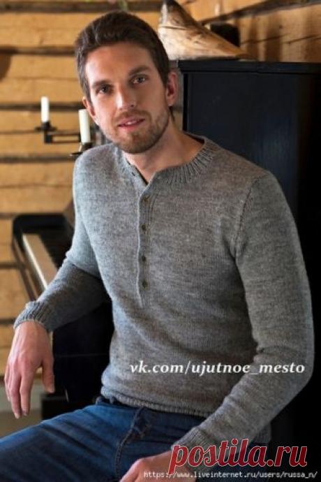 Мужской пуловер

Размеры 
S (M) L (XL) XXL 
Обхват груди (готовое изделие): 96 (104) 112 (120) 128 см 
Длина: 66 (68) 70 (72) 74 см 
Длина рукава: 50 (51) 52 (52) 53 см 



Материалы 
Пряжа Novita Teddy bears (75% шерсть, 25% полиамид, 100 г/260 м) 5-5-6-6-7 мотков, спицы круговые 3 мм и 3.5 мм, 5 пуговиц 

Плотность вязания 
23 петли и 31 ряд = 10х10 см чулочной вязкой на спицах 3.5 мм 

Спинка 
Набрать на спицы 3 мм 113 (121) 131 (141) 149 п. и выполнить резинкой 1х1 (1 ...