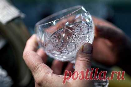 Россиянам посоветовали достать бабушкин хрусталь. Для создания новогодней атмосферы россиянам посоветовали украсить квартиру еловыми ветками, а также композициями из ягод или хлопка. Не стоит забывать и о свечах, а также гирляндах. В сервировку праздничного стола рекомендуется добавить такие нетрадиционные элементы, как запасные хрустальные подвесы от люстр.