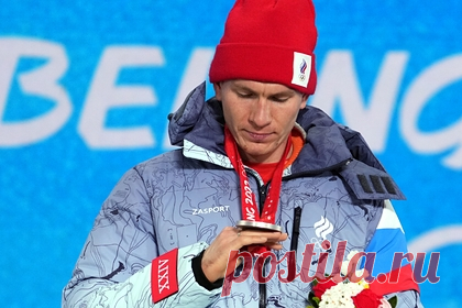 Большунов стал двукратным олимпийским чемпионом на Играх в Пекине. Российский лыжник Александр Большунов стал двукратным олимпийским чемпионом, выиграв эстафету на Играх в Пекине. 25-летний Большунов помог своей команде завоевать первое место по итогам гонки. Россию на старте также представили Алексей Червоткин, Денис Спицов и Сергей Устюгов.