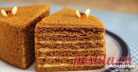 Лучшее тесто для «Медовика»: рецепт для ленивых У этого варианта теста сразу несколько преимуществ. Во-первых, в приготовлении оно настолько просто, что можно управиться за время рекламной паузы в любимом сериале. Во-вторых, тесто получается вязким, так что утомительного раскатывания можно избежать. А, в-третьих, перед выпеканием тесто зреет 12 часов, что позволяет разбить приготовление торта на несколько этапов. Удобнее всего замесить медовик с вечера, а утром испечь и на...