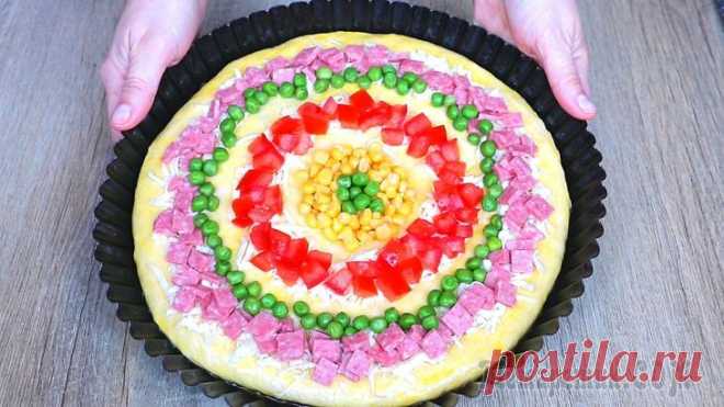 Радужная пицца-пирог! Невозможно вкусное тесто Всем большой привет! Готовим дрожжевую, пушистую, мягкую радужную пиццу!ИнгредиентыТестоМолоко – 180 мл.Растительное масло – 60 мл.Яичный белок – 1 шт.Соль – 1/3 ч.л.Сахар 1 ст.л.Сухие дрожжи – 1 ч.л....