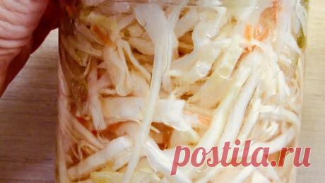 Быстрая маринованная капуста получается хрустящей и сочной. Быстрая маринованная капуста готовится очень быстро. У быстрой маринованной капусты несложный рецепт приготовления.