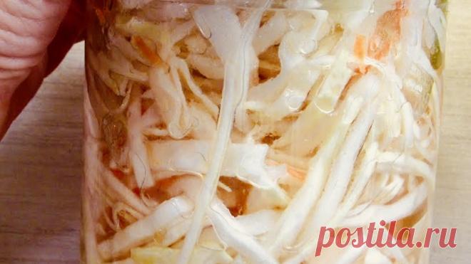 Быстрая маринованная капуста получается хрустящей и сочной. Быстрая маринованная капуста готовится очень быстро. У быстрой маринованной капусты несложный рецепт приготовления.