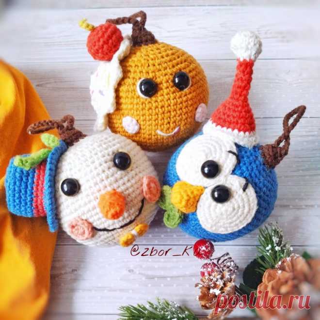PDF Новогодние шарики крючком. FREE crochet pattern; Аmigurumi toy patterns. Амигуруми схемы и описания на русском. Вязаные игрушки и поделки своими руками #amimore - новогоднее украшение, ёлочные шары, ёлочные игрушки, ёлочные украшения.