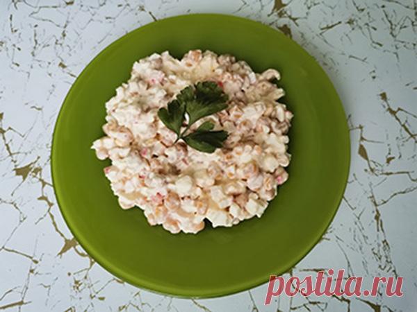 Легкий крабовый салат - рецепт на vse-o-ede-online.ru Легкий крабовый салат. Рецепт. Это освежающее и нежное блюдо, которое состоит из крабового мяса, свежих овощей и соуса на основе йогурта или майонеза.