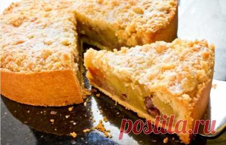 Пирог с творогом и яблоками (простые рецепты в духовке).
Яблочный пирог — отличная сладкая выпечка к чаю. В любой сезон и в любую погоду будет к месту. А уж сочетание яблок и творога ну просто идеальное. Рецептов этого лакомства на самом деле очень много. Из одинаковых ингредиентов можно приготовить несколько различный вариантов теста и начинки.
