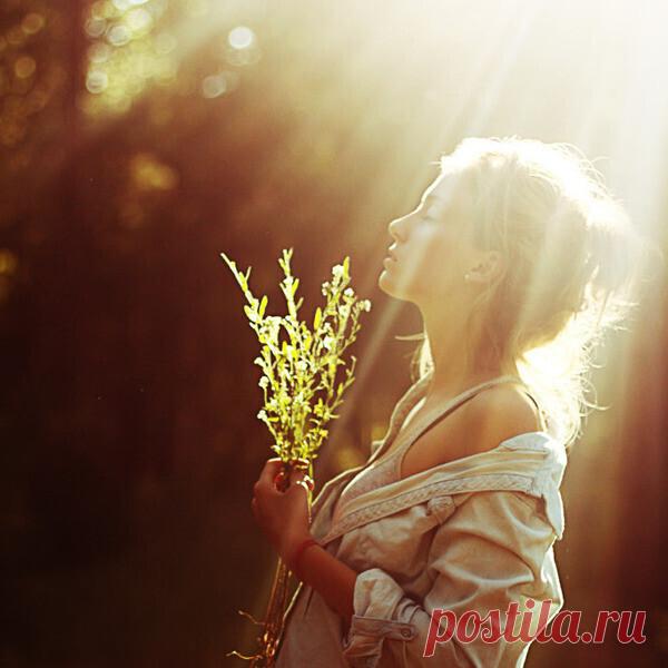 Уже в который раз себе твержу 
Не ворошить былое - станет легче,
Но всё равно во сне к тебе лечу
И пальцы наших рук сплетаются всё крепче. 
Кто обьяснит - что я в тебе нашла? 
Нет мудреца такого - это знаю
И почему с тобою два крыла 
Мои раскрылись, в сердце лёд растаял? 
Ещё я знаю - будем рядом мы, 
Переплелись ветвями и корнями,
И нежностью укрыто столько миль 
В той бесконечности, что пролегла меж нами.