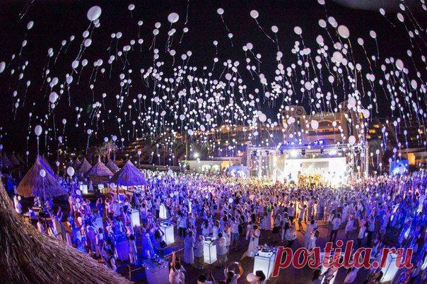 Пригласила знакомую на бизнес встречу!
Рассказываю маркетинг план и говорю: «Присоединяйся,
Будешь большие деньги зарабатывать, не то что сейчас»
А она сидит такая важная, говорит : Нет времени « этим» заниматься!!!
Нет времени!!!!!
И при том что она , весь день сидит в Одноклассниках!
Нет времени!!!!!!
Зато есть время собрать весь урожай на «ферме»
Нет времени!!!!!!!!!!!!!
Так еще и быть чемпионом всех приложений!!!
Думают, поднялись по рейтингу, поднялись по жизни!
продолжение......