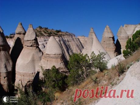 Скалы-Палатки Каша-Катуве (Kasha-Katuwe) или еще их называют «Скалы-Палатки» либо «Палаточные скалы» (Tent Rocks) находятся в 60 км к юго-западу от Санта-Фе, города в штате Нью-Мексико (США), на высоте 1730—1950 м над уровнем моря. Посмотрев на них со стороны, сразу понимаешь, откуда взялось такое...