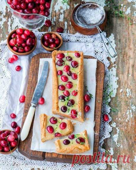 С осенней кислинкой! Три рецепта выпечки с клюквой - БУДЕТ ВКУСНО! - медиаплатформа МирТесен Сезон осенней ягоды — клювы — сейчас в самом разгаре, поэтому самое время добавить ее в выпечку! Мы приготовили для вас три простых рецепта, которые сделают ваши выходные не только вкусными, но и красивыми. ПИРОГ С БЕЛЫМ ШОКОЛАДОМ И КЛЮКВОЙ Ингредиенты (на форму 22-25 см): Для теста:200 г пшеничной