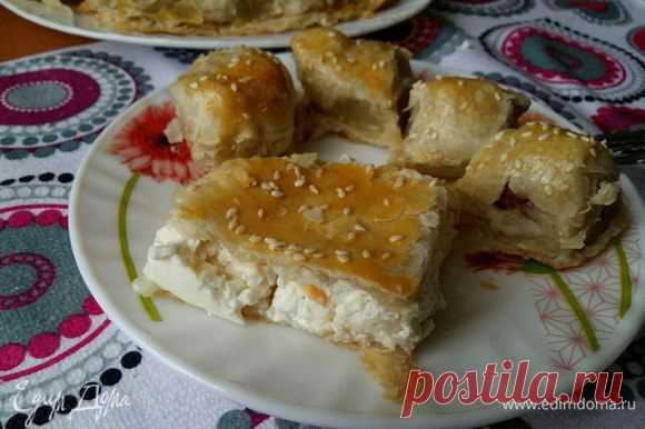 Пирог с сосисками и мягким сыром . Ингредиенты: тесто слоеное бездрожжевое, сыр мягкий, сосиски | Официальный сайт кулинарных рецептов Юлии Высоцкой