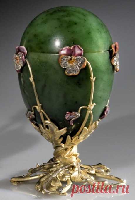 Faberge - Imperial Easter Egg number twenty - The &quot;Pansy Egg&quot;, from 1899. This egg was formerly known as the &quot;Spinach Jade Egg&quot;, and is made of nephrite, gold, diamonds, and white, red, green, and opaque violet enamel. It rests on a bouquet of twisted gold leaves, from which grows five flowers and five buds of pansies, enameled in various nuances of violet and set with diamonds. |  Pinterest: инструмент для поиска и хранения интересных идей